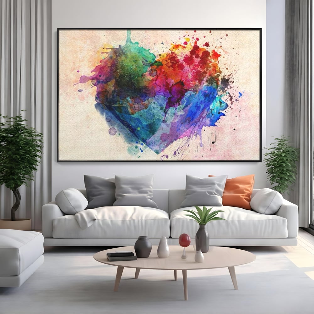Tablou canvas cu tablou canvas cu inima colorata, in rama de aluminiu negru, pe perete intr-un living